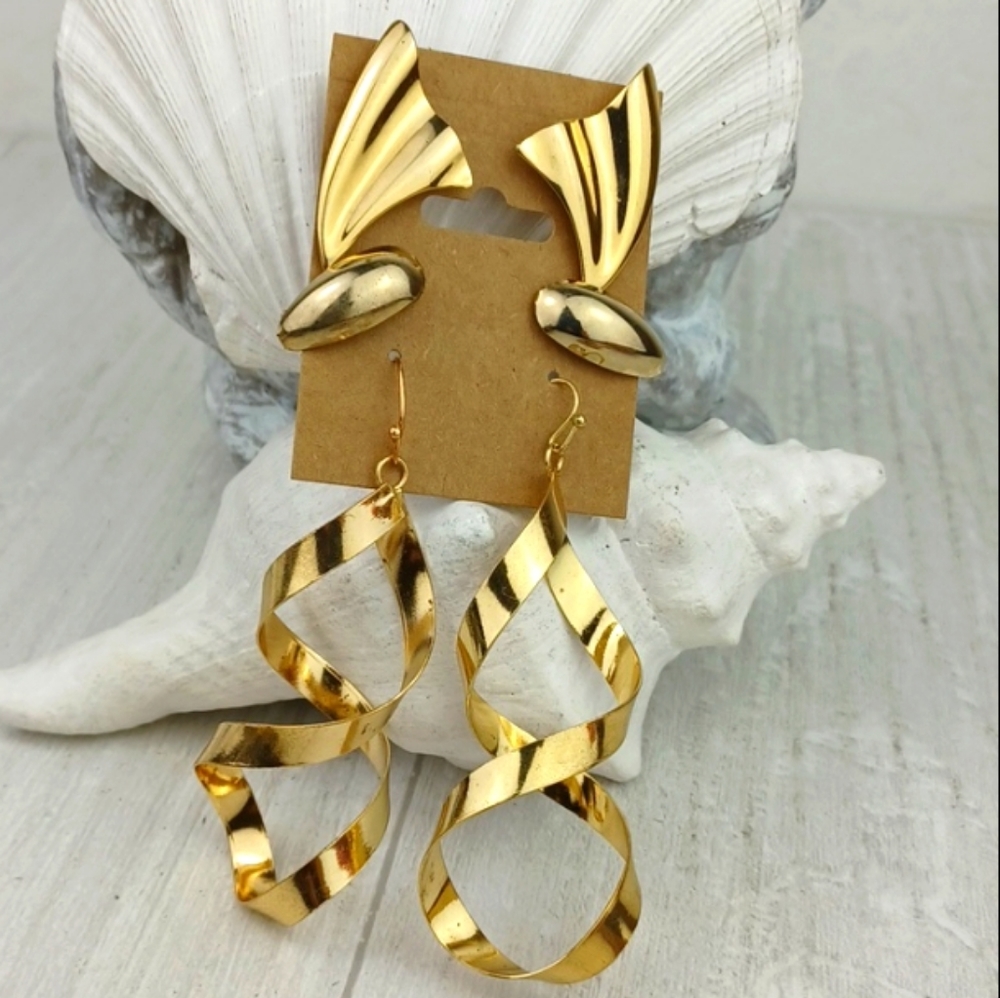 Gold Tone Festive Peirced Earrings
